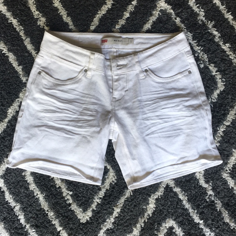 White Levi’s short